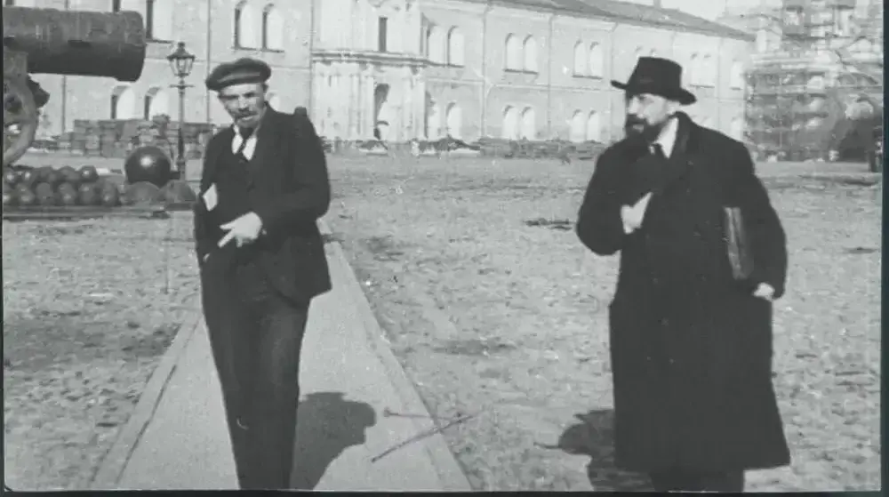 Из-за угрозы германского наступления Советское правительство переехало из Петрограда в Москву