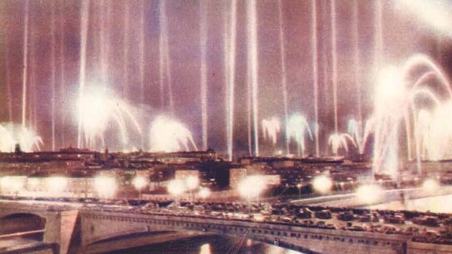 Салют в Москве в День победы над Японией