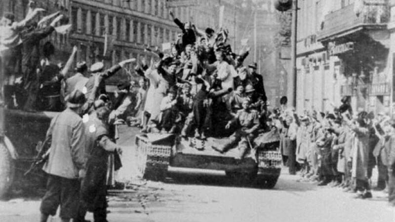 Советские войска освободили столицу Чехословакии – Прагу