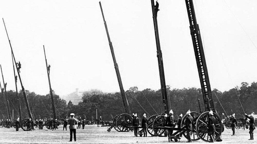 Александр I подписал указ «о сложении с обывателей Москвы повинности ставить пожарных служителей и об учреждении в оной пожарной команды»