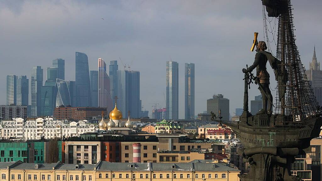 К 850-летию Москвы открыт 98-метровый памятник Петру I работы Церетели