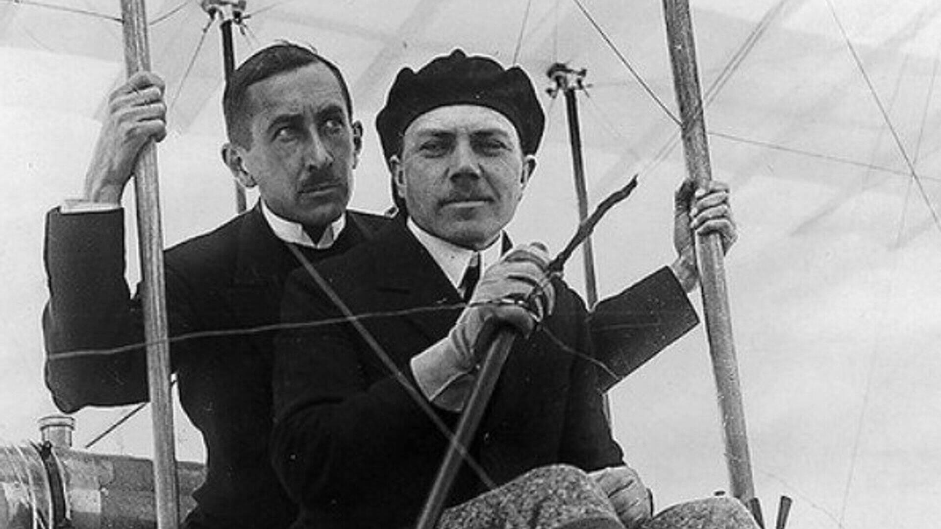 Михаил Ефимов совершает первый в России публичный полет на самолете «Фарман-IV»