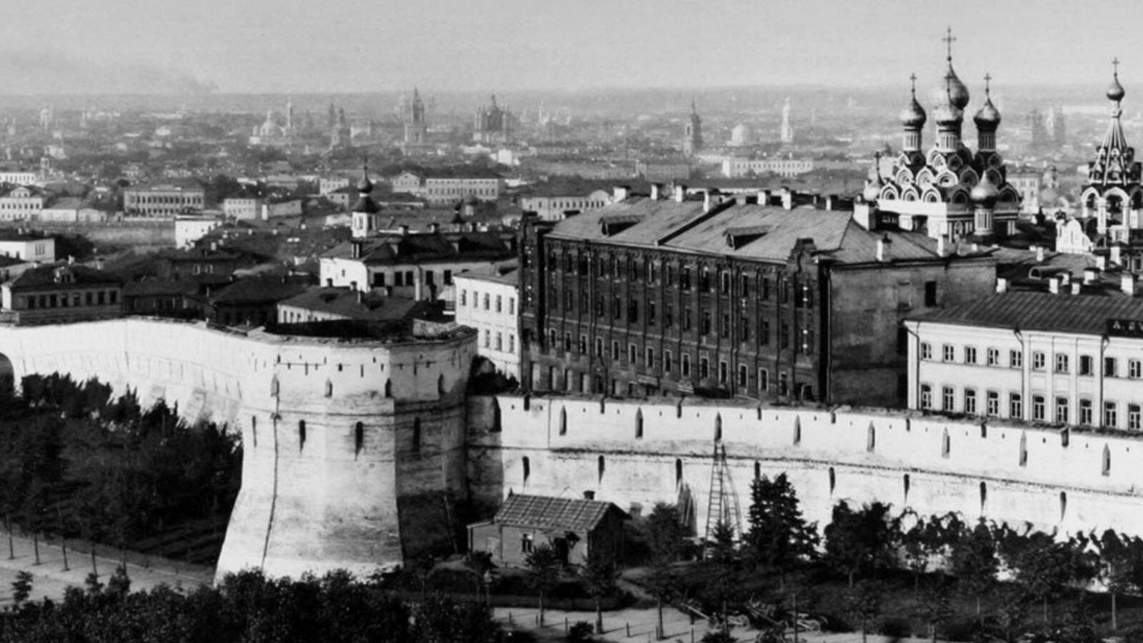 Митрополит Московский Даниил заложил первый камень в фундамент Китайгородской стены