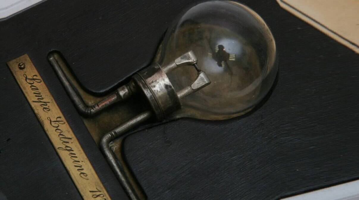 Первая публичная демонстрация электрической лампы