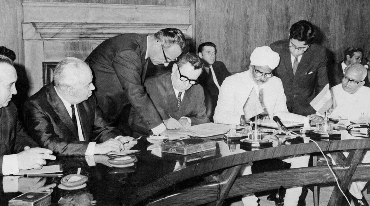 Между СССР и Республикой Индия были установлены дипломатические отношения