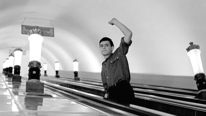 На экраны страны вышла лирическая кинокомедия «Я шагаю по Москве»