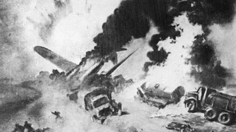 При бомбежке войск противника самолет ДБ-3 капитана Гастелло был подбит зенитным огнем