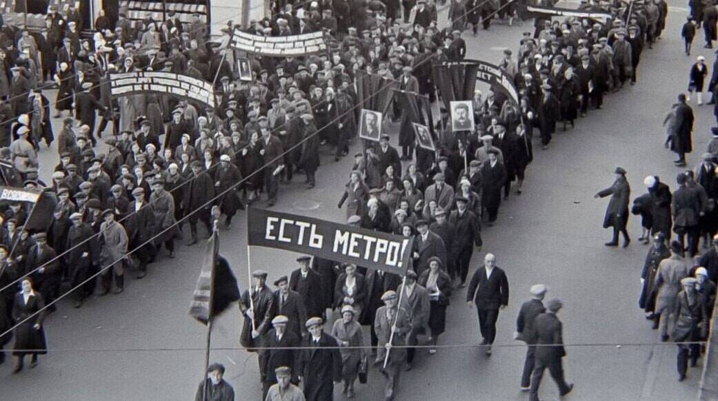 Торжественно открыта 1-я линия Московского метро от станции «Сокольники» до станции «Парк культуры»