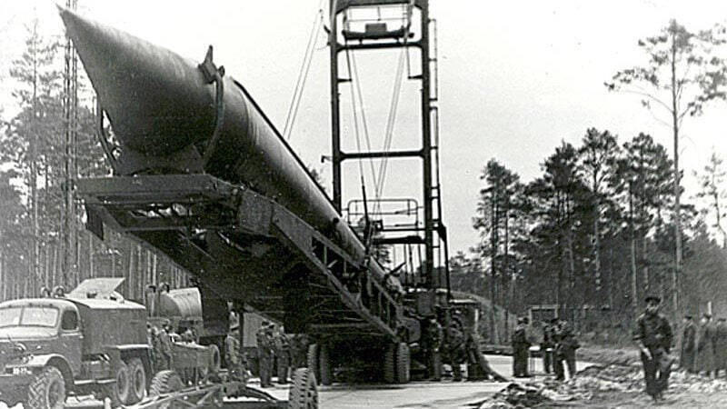 В ходе секретной операции Генштаба ВС СССР «Анадырь» началось размещение советских войск на Кубе