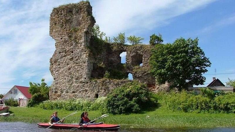 Во время Ливонской войны русские войска князя Адашева взяли крепость Сыренск