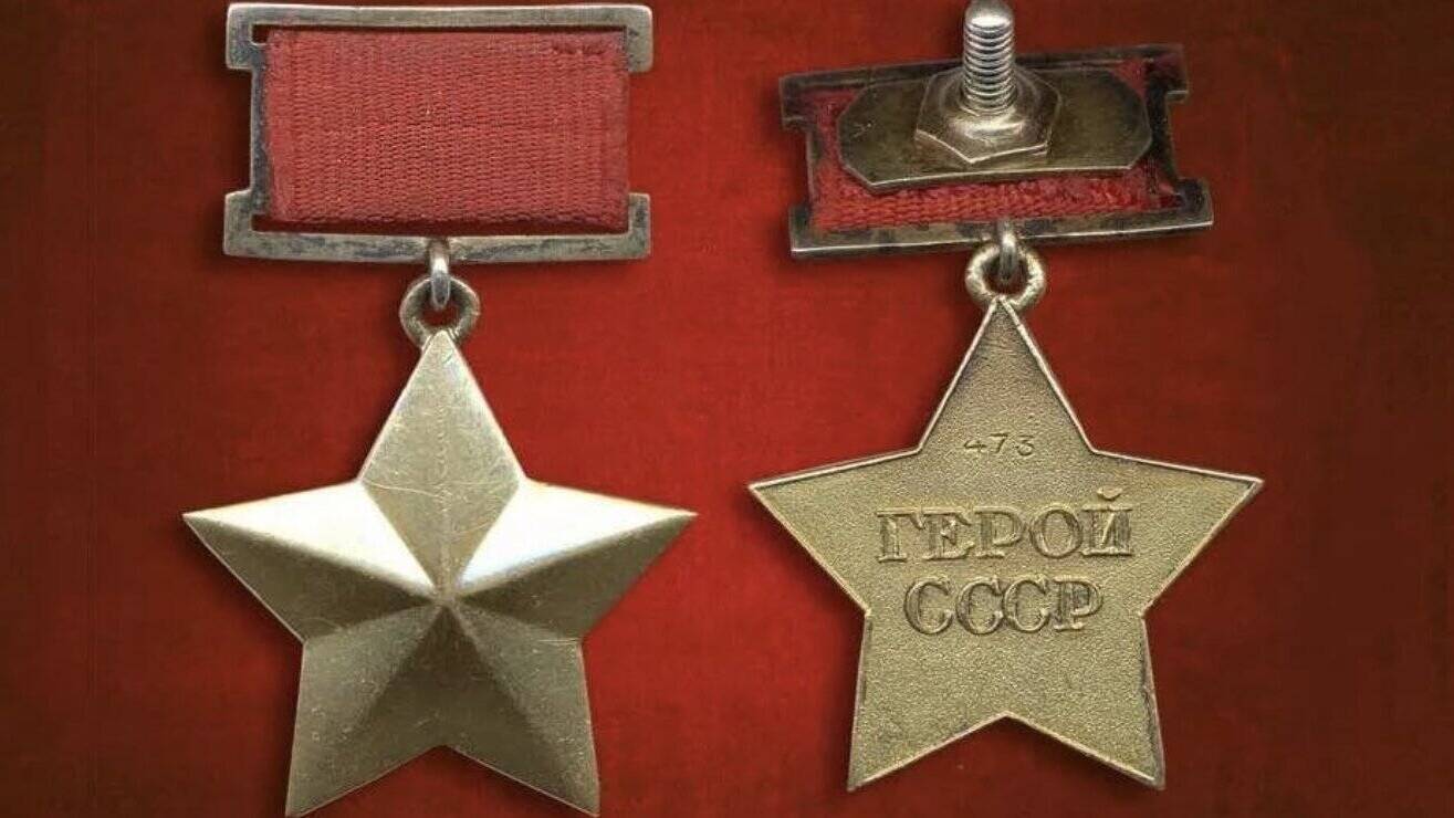 Постановлением ЦИК СССР учреждено почетное звание Героя Советского Союза
