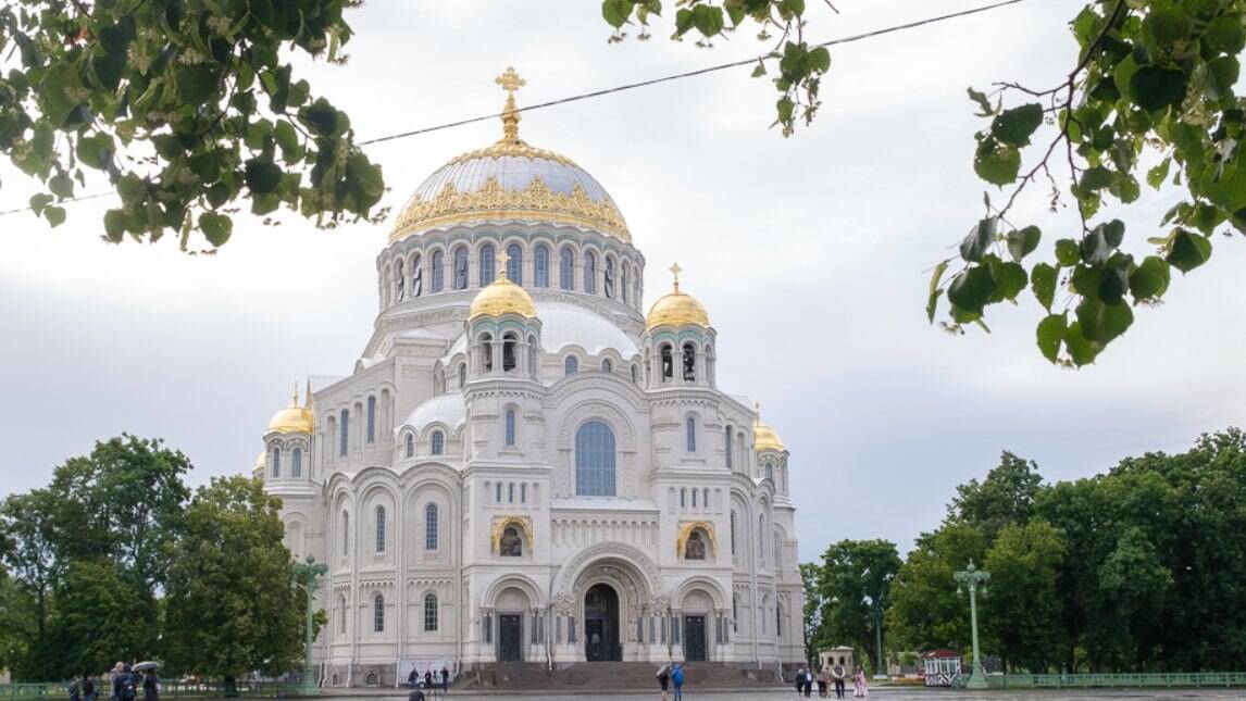 Основан город-порт Кронштадт