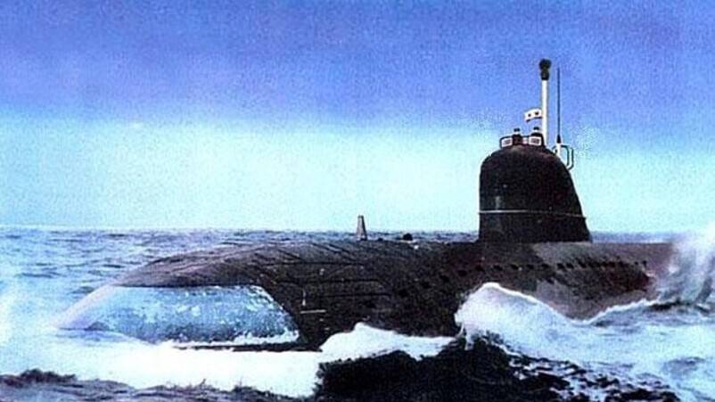 Поднят Военно-морской флаг на 1-й советской атомной подводной лодке «Ленинский комсомол»