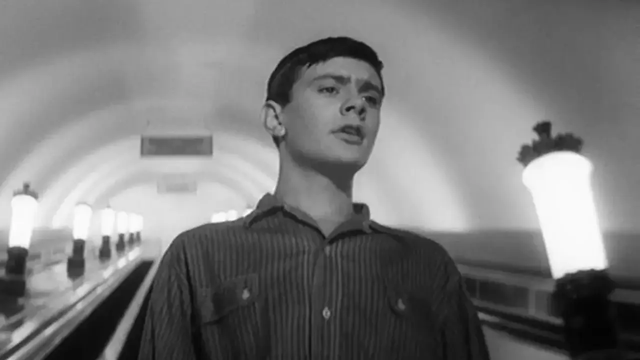 На экраны страны вышла лирическая кинокомедия «Я шагаю по Москве»