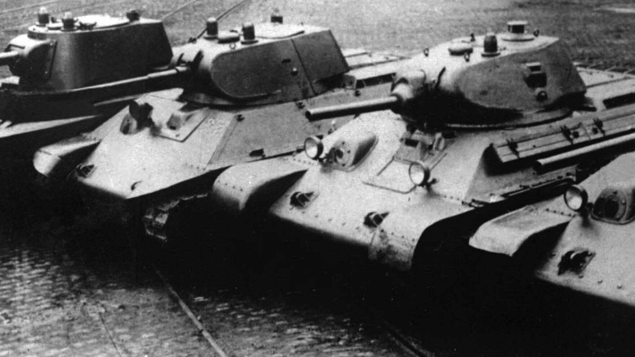 Совет Народных Комиссаров постановил начать серийное производство танка Т-34