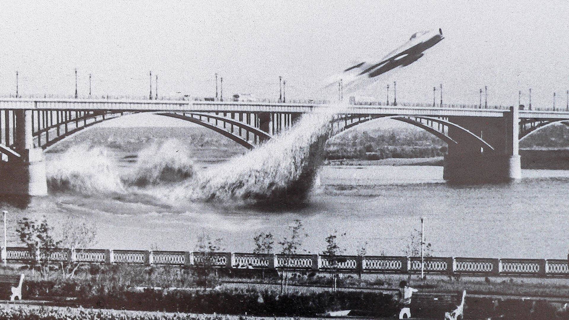 Истребитель МиГ-17 пролетел под новосибирским Коммунальным мостом