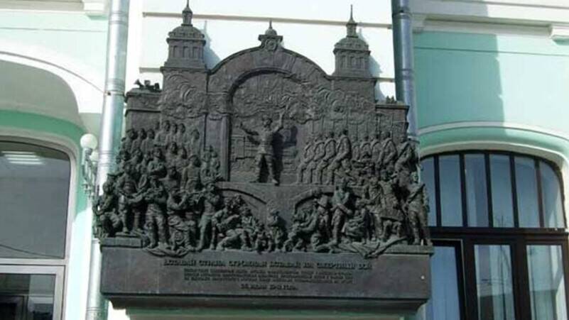 На Белорусском вокзале впервые исполнена песня «Священная война»