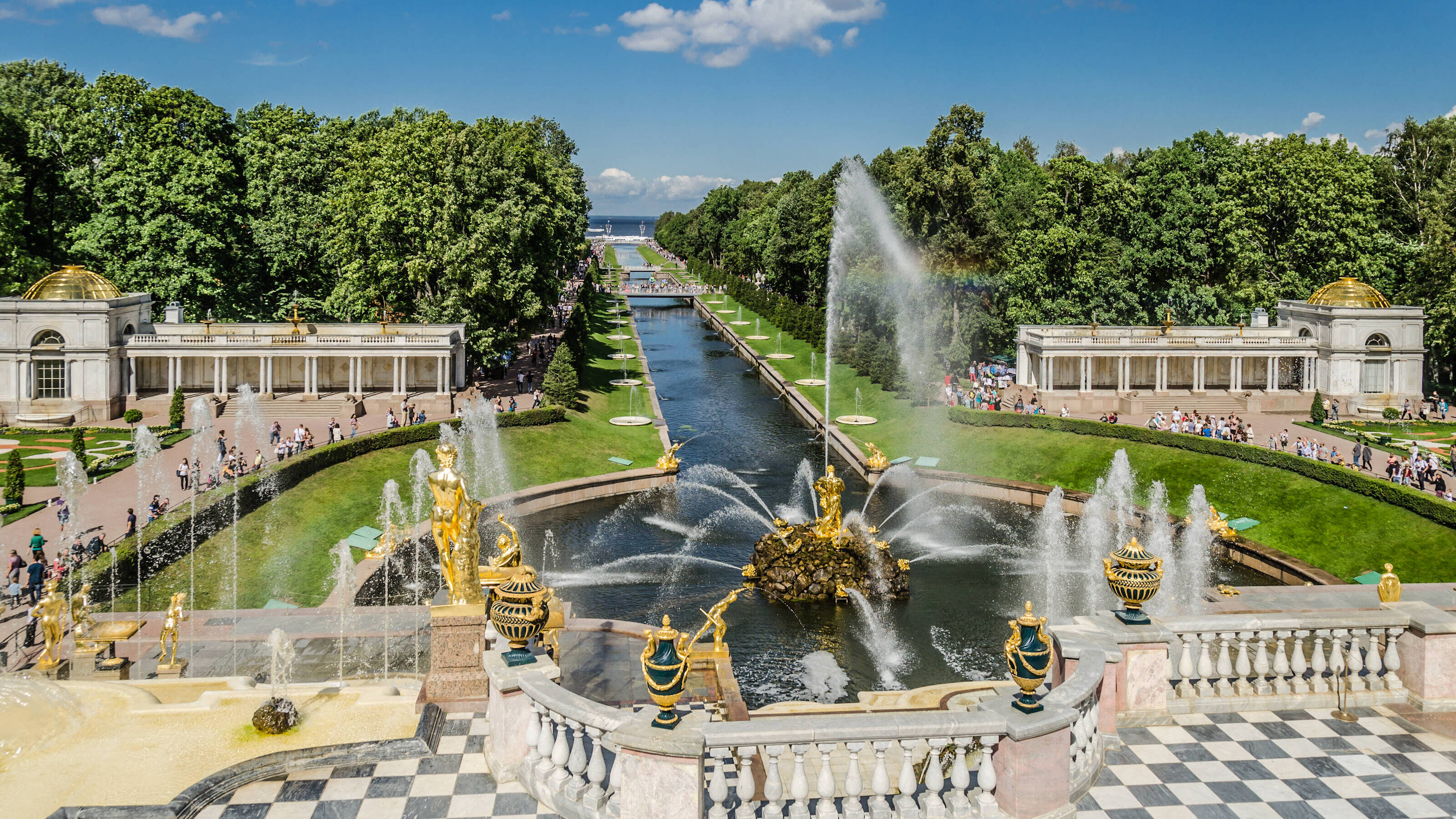 Петр I «прежде всех приложил к земле заступ» на работах при открытии канала для фонтанов Петергофа