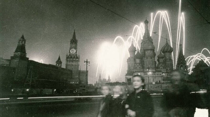 Москва салютует нашим доблестным войскам, освободившим Орел и Белгород в ходе Курской битвы