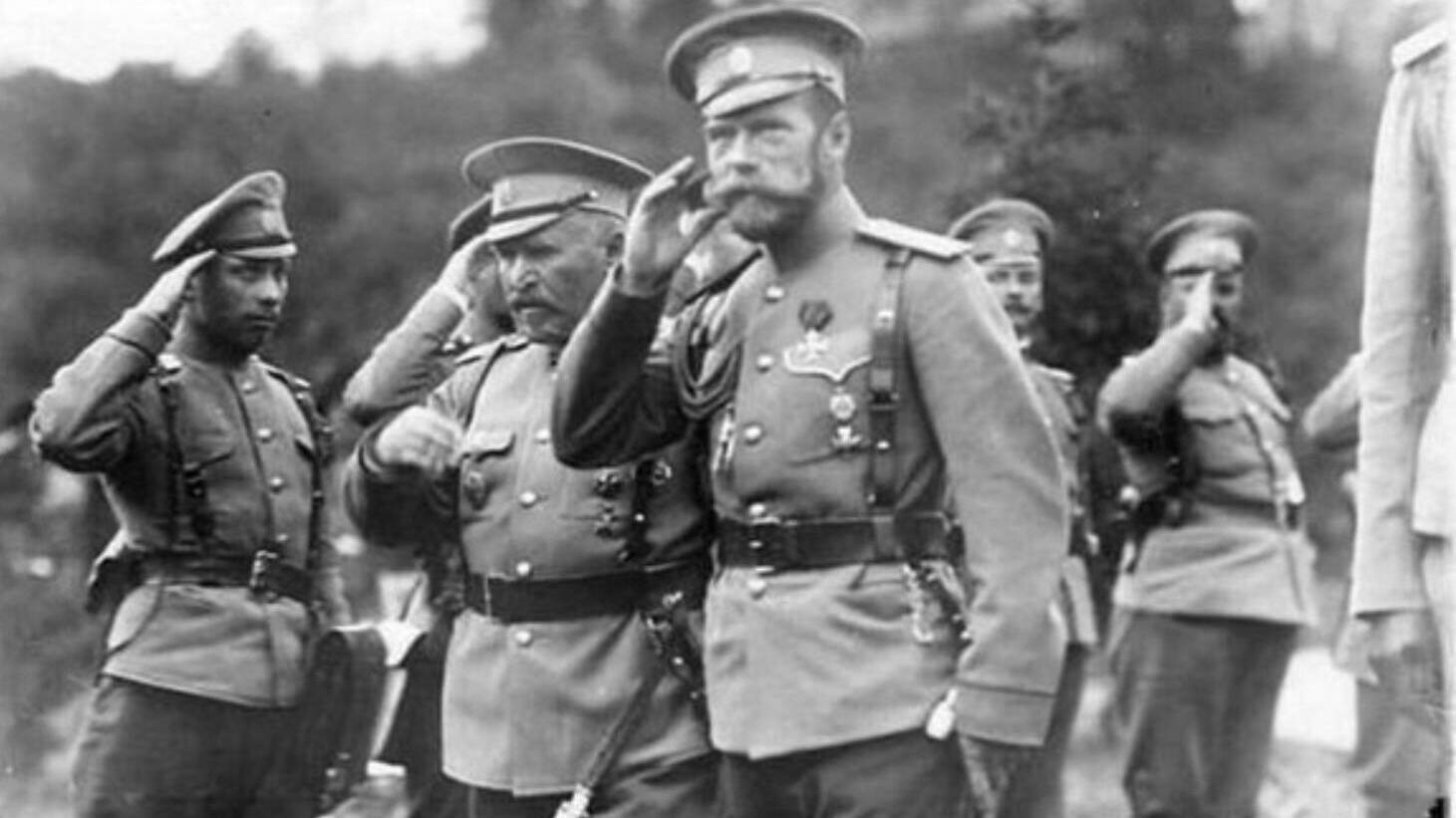 В сложной военной обстановке Николай II принял полномочия верховного главнокомандующего