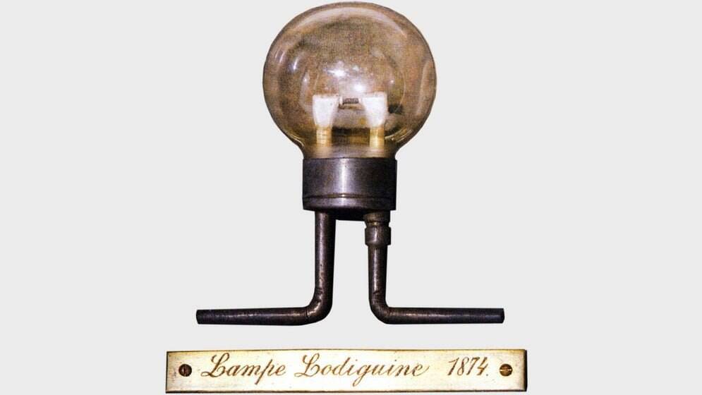 Электротехник Лодыгин подал заявку в Департамент торговли и мануфактур на изобретенную им лампу накаливания