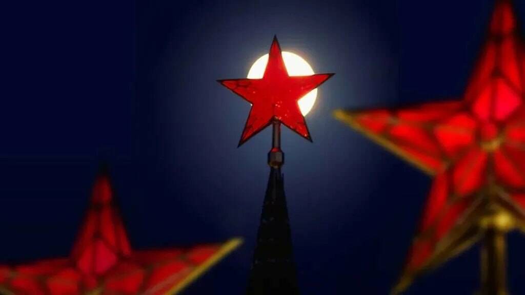 Над Кремлем зажглись рубиновые звезды – к 20-летию Октября