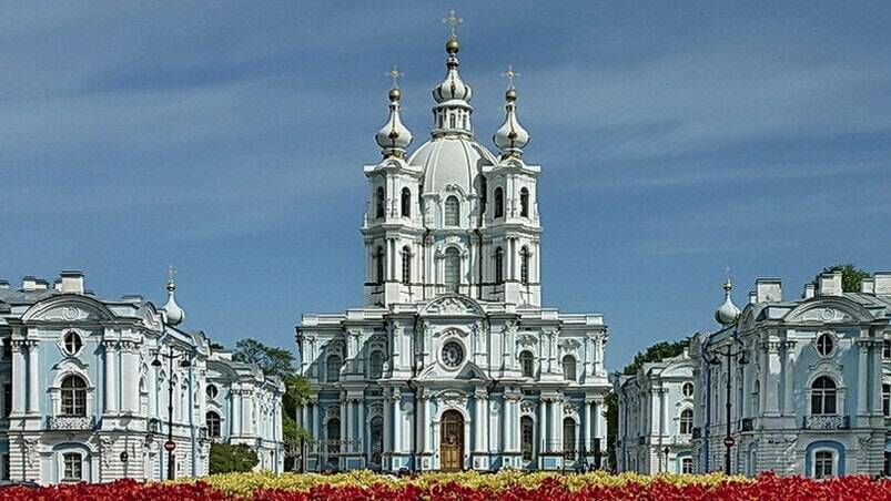 В Петербурге по проекту Растрелли было заложено здание Воскресенского (Смольного) собора