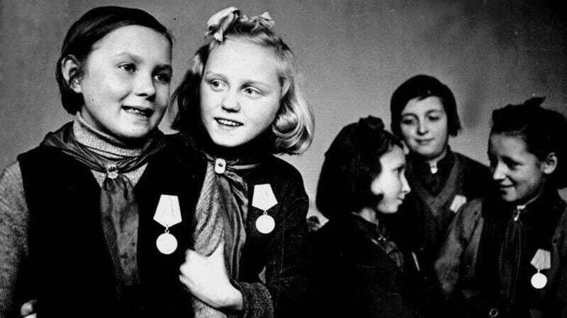 Ленинградским школьникам вручаются медали «За оборону Ленинграда»