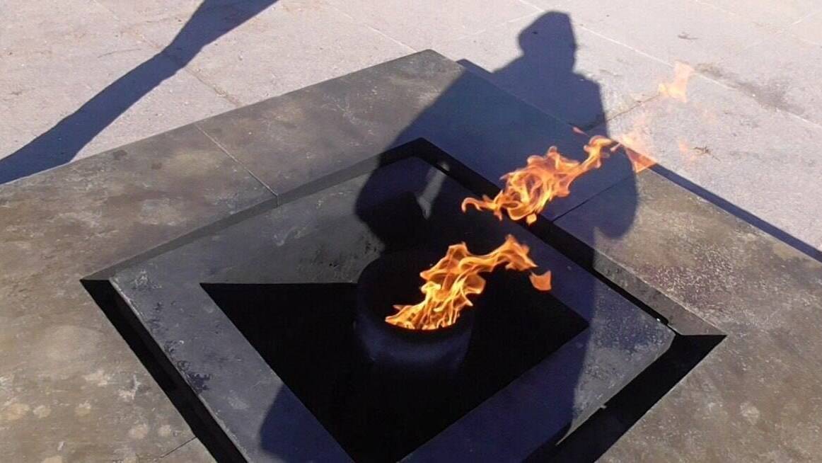 На Марсовом поле в Ленинграде зажжен первый в стране Вечный огонь