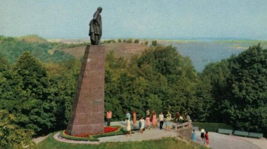 Советскими властями уставлен памятник на могиле Тараса Шевченко