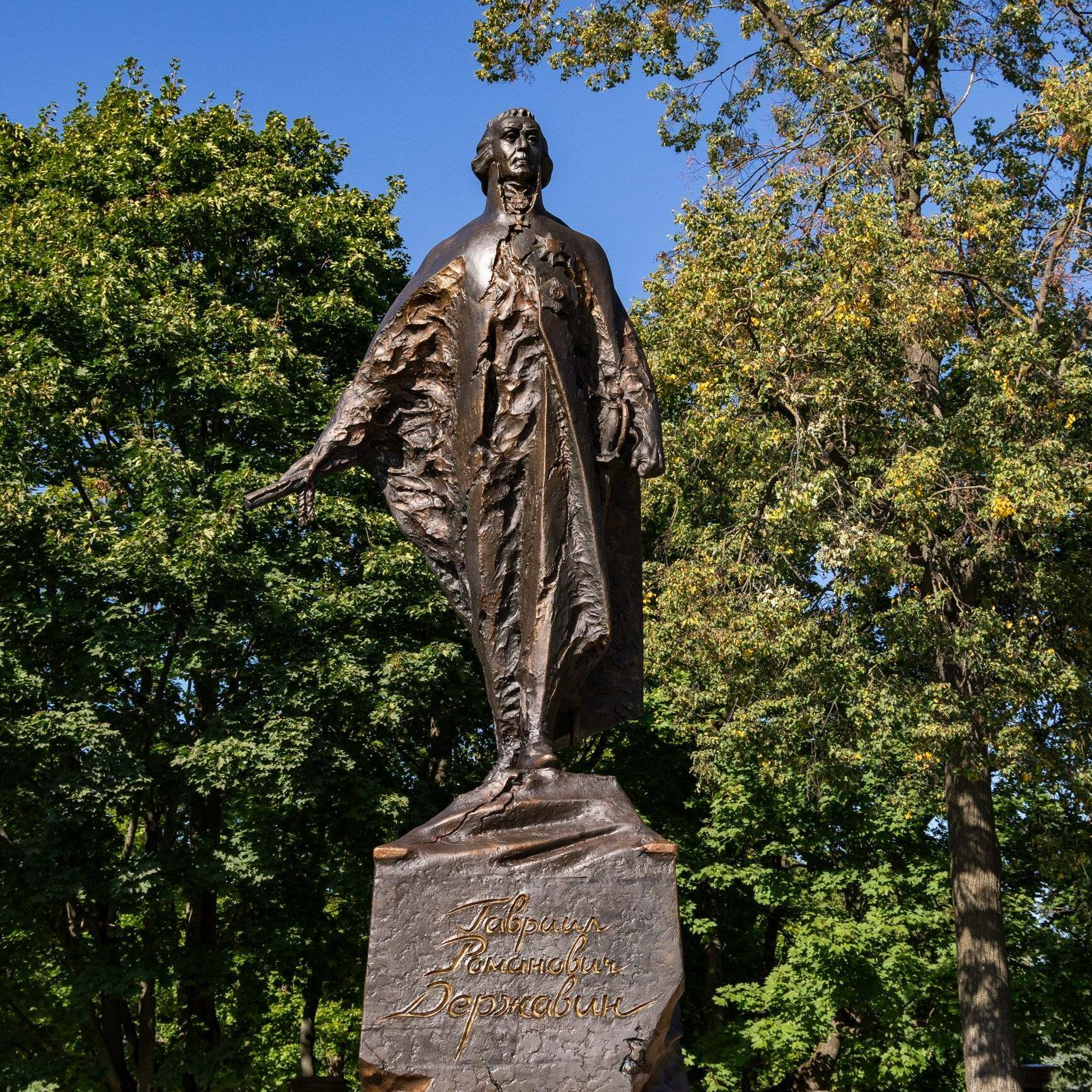 Памятник Гавриилу Державину открыт в Москве