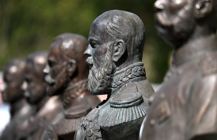 Как появились памятники