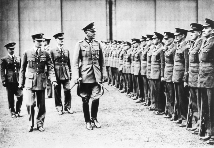 Экскурсия по базе Королевских ВВС. Министр имперского военного министерства Германии генерал-фельдмаршал Вернер фон Бломберг и маршал авиации сэр Джон Стил проходят мимо почетного караула.