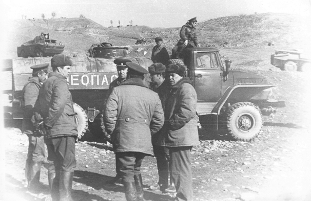 На складе горючего 40 армии в Пули-Хумри. Обсуждается план действий. Первый справа – Сиренко А.М., третий – Шеин К.Г., спина - Мединского Р.И.