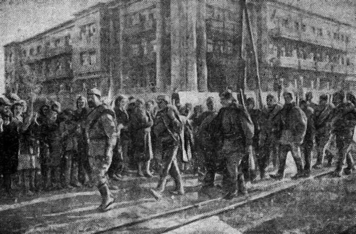 Жители радостно приветствуют воинов Красной Армии