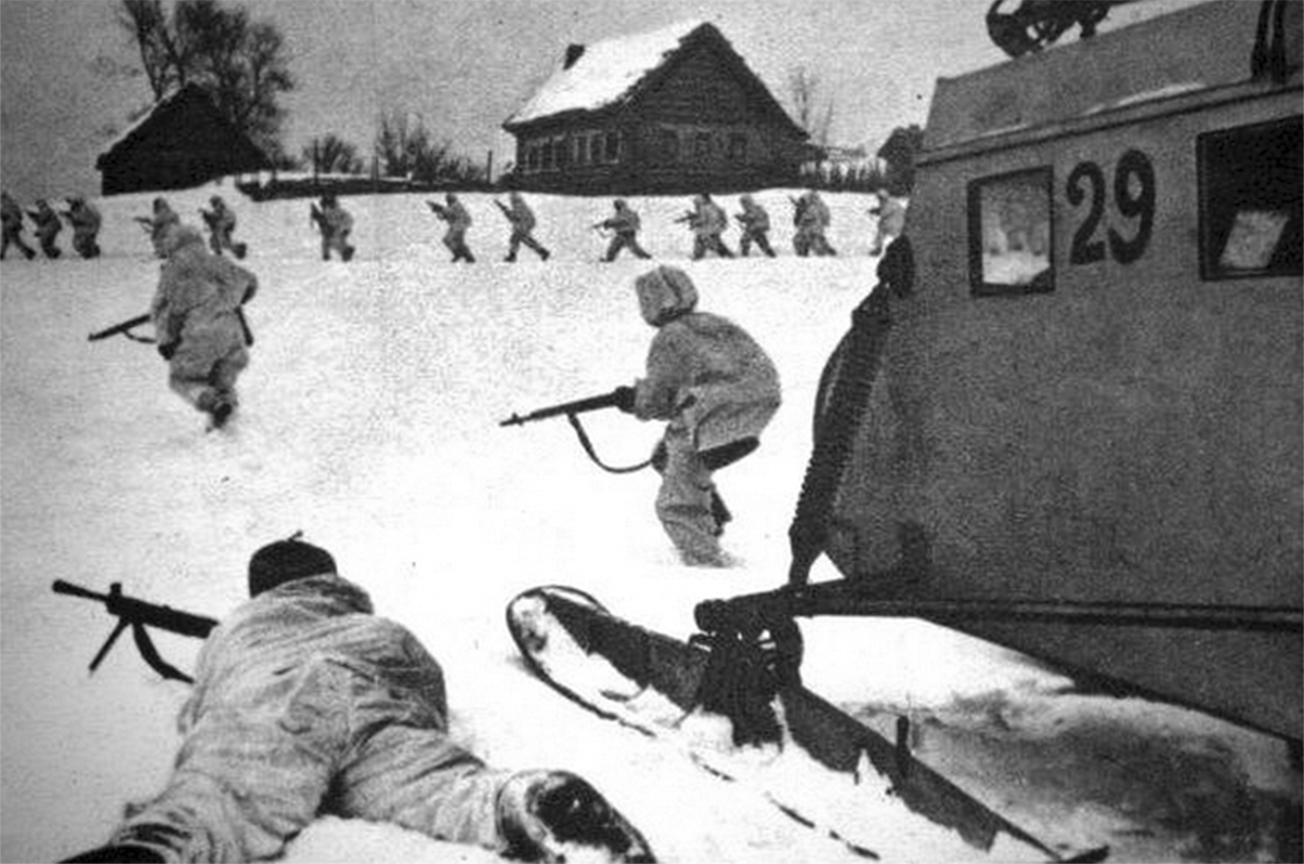 Наступление на деревню, удерживаемую врагом. Видна группа бойцов, только что выпрыгнувшая из аэросаней