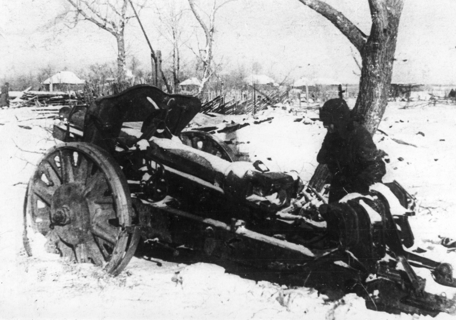 Поспешно отступая, враг бросал оружие, боеприпасы и технику. На переднем плане 105-мм немецкая гаубица, ставшая советским трофеем