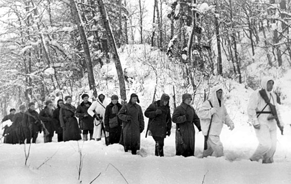 Лесными тропами, при подсказке местных жителей и партизан наше подразделение движется в тыл неприятелю.