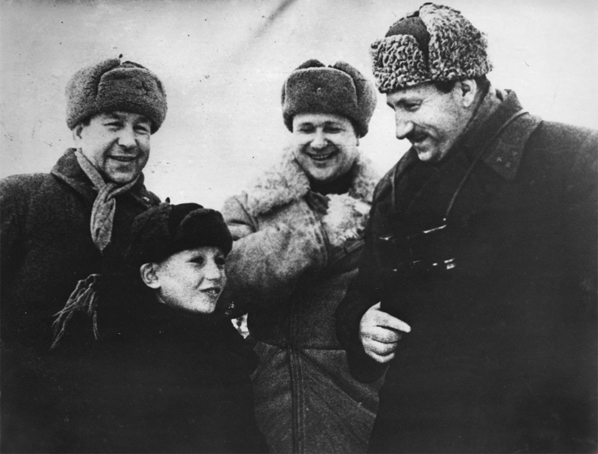 Командующий 33-й армией генерал-лейтенант М.Г. Ефремов (справа), полковой комиссар Ф.С. Вишневецкий и полковник Н.Л. Бунин разговаривают с Ваней Андриановым, награжденным орденом Красной Звезды за помощь, оказанную частям 113-й стрелковой дивизии при штурме укрепленного пункта врага
