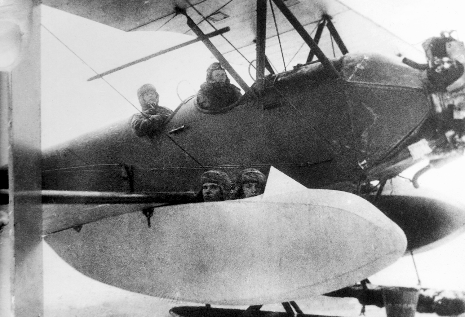 Самолеты У-2, оборудованные специальными транспортными контейнерами, часто перевозили небольшие подразделения воинов