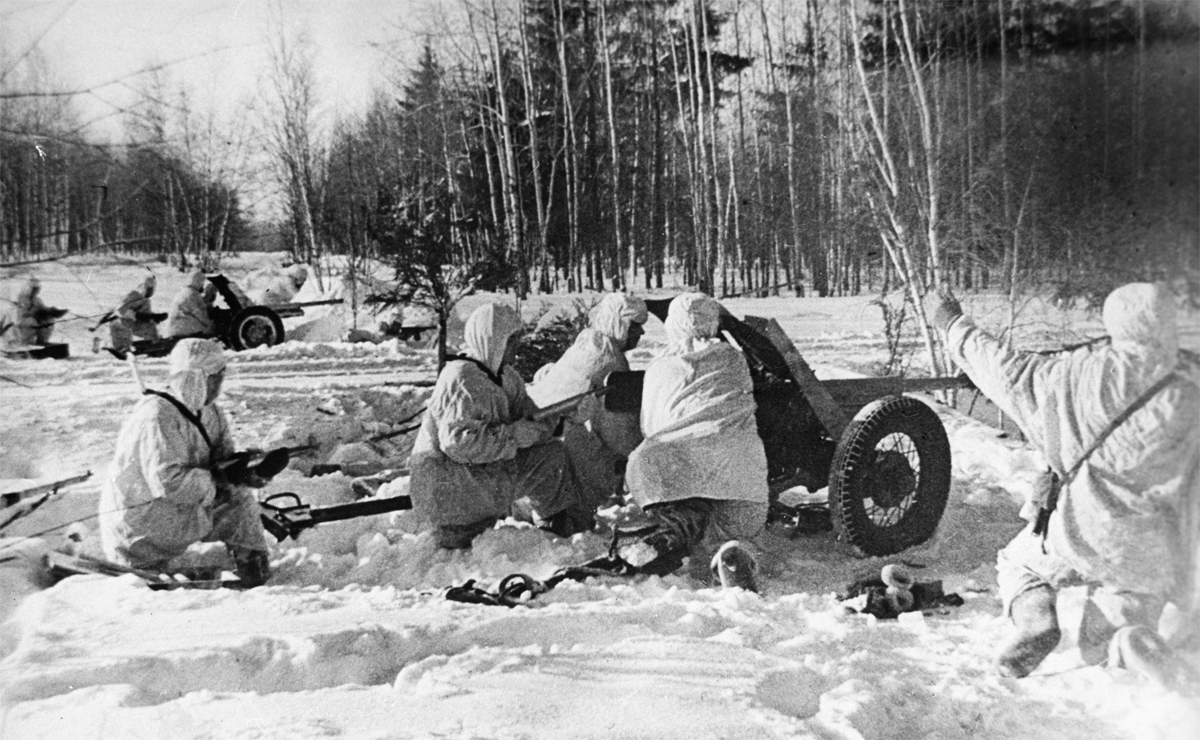 Артиллеристы готовятся к бою. На переднем плане расчет 45-мм пушки.