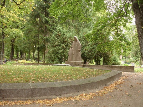 Там похоронены 20 жертв нацистского террора и более 80 красноармейцев и милиционеров, погибших в войну и после неё