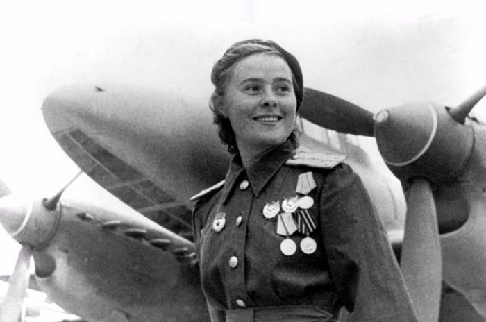 Могилы с ромашками. Как женщины жили и умирали на войне