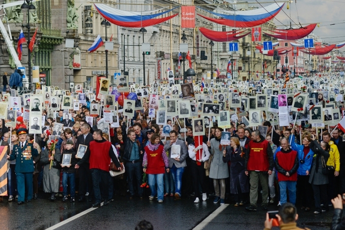 «Дочка, я тебе дарю Севастополь». Как семьи советских полководцев праздновали Победу