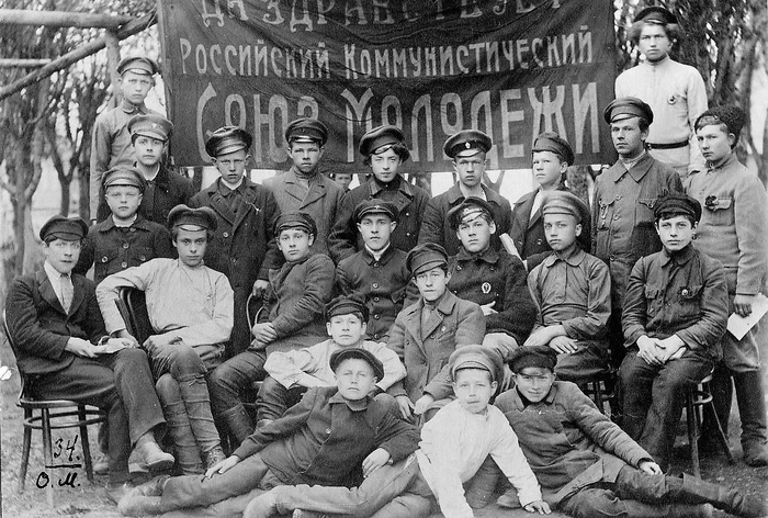 «…Буду вечно молодым». Столетний юбилей комсомола