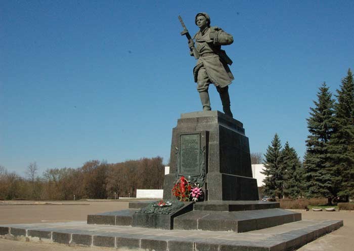  Памятник Александру Матросову в г. Великие Луки. 