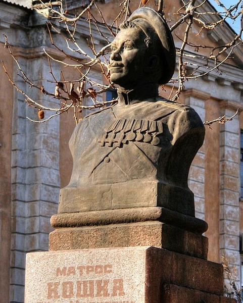  Бюст матроса Петра Кошки, установленный на памятнике герою в Севастополе. На бюсте изображены все семь наград, которые Кошка получил за свою жизнь: три Георгиевских креста и четыре медали.