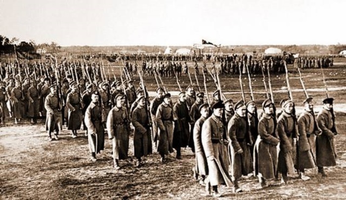  Красноармейцы во время прохождения парадным маршем на Ходынском поле. 