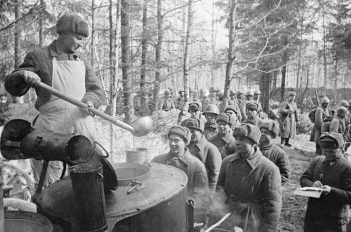Война войной, а обед по расписанию: что ел советский солдат