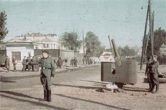 Немецкий регулировщик у блок-поста в оккупированном Киеве
